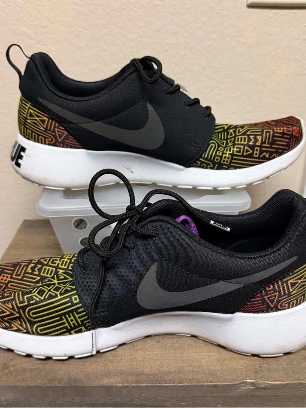 Nike Roshe One #BETRUE sneakers mens 7 womens 8.5